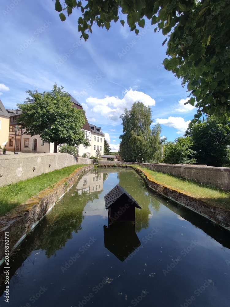 Fototapeta premium Teich an der Kirche in Wolkenstein 