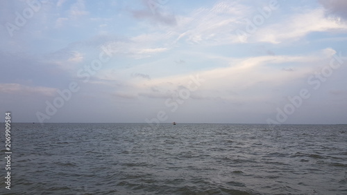 Fotografie A tranquil scene of the vast open sea stretching to the distant horizon under a