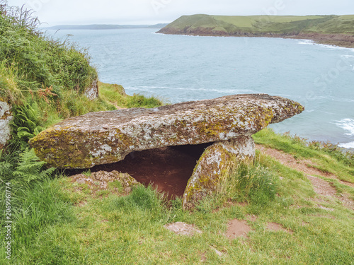 Cuadro en lienzo King's Quoit, a Neolithic burial chamber on the Pembrokeshire coastline at Manorbier beach in Wales