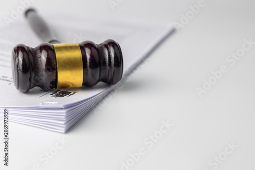 Foto Frontal legal layout of a mahogany judge gavel under official case papers and ve
