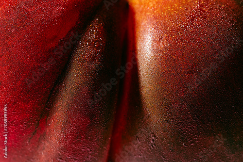Foto Macro closeup of ripe wet tomato fruit skin with condensation water droplets and