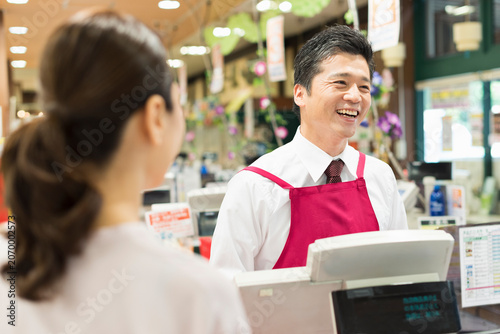 Tableau sur toile レジで女性客に対応する40代男性店員