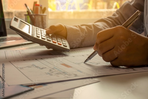 Foto Accountant using calculator for budget planning and calculation with calculator