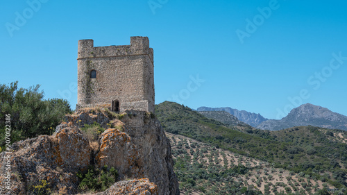 Torreón defensivo medieval en la villa de Zahara de la Sierra, Andalucía, España