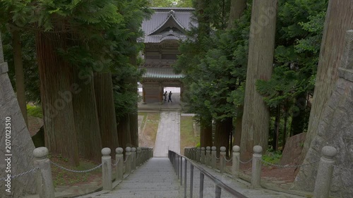 山形 善寳寺の参道と石段の境内風景