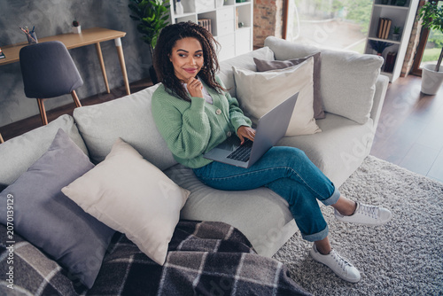 Foto Full body photo of nice young girl sit sofa think work netbook wear green knitte