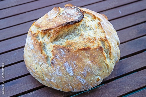 rundes weissbrot auf einem holztisch