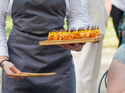 Fotografie Service de brochettes de crevettes lors d’un cocktail de mariage ou d’une récept