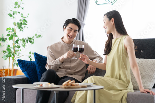 Fototapeta リビングでワインを飲むミドルの夫婦
