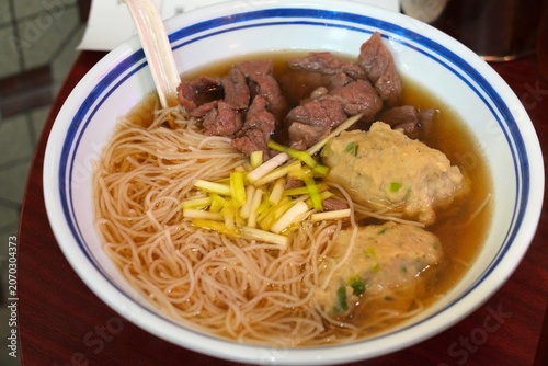 Foto Cantonese beef noodle soup with dace fish balls