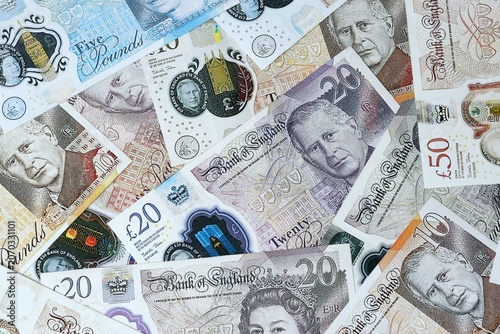 Fotografía British pound money bills in pile on table