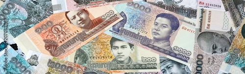 Foto Cambodian riel money bills in pile on table
