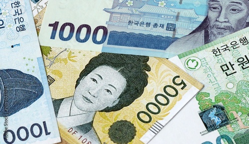 Foto South Korean won money bills in pile on table