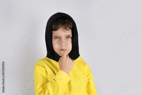 Foto A young boy feels guilty for not listening to his mother and being rude to her