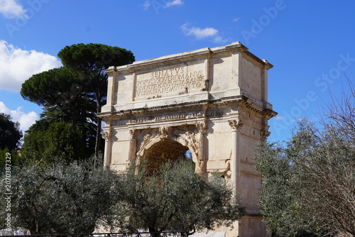 Εκτύπωση καμβά View of the triumphal arch of Roman emperor Titus in the Forum of Rome in Italy