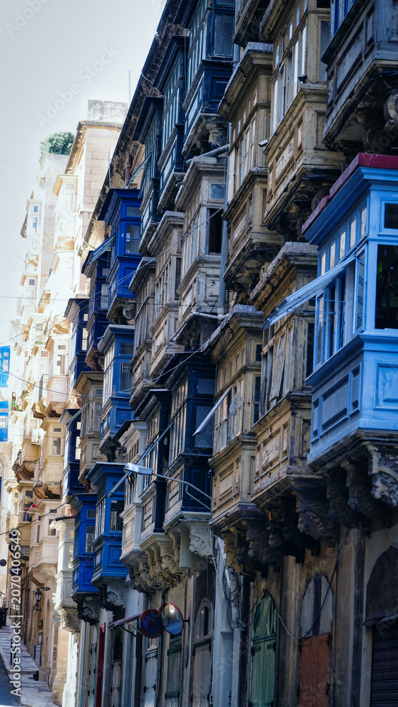Obraz premium Narrow Street with Traditional Colorful Balconies in Valletta