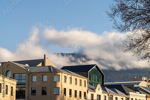 Φωτογραφία Modern and Heritage Buildings in Hobart with Misty Mount Wellington Background