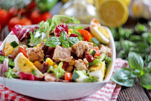 Bilde på lerret Fresh Tuna and Egg Salad on wooden background