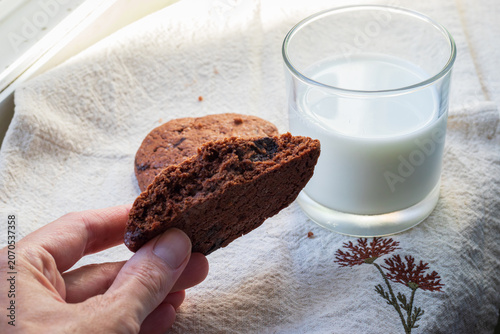 Bilde på lerret Chocolate chip cookies and a glass of milk on a linen tea-towel