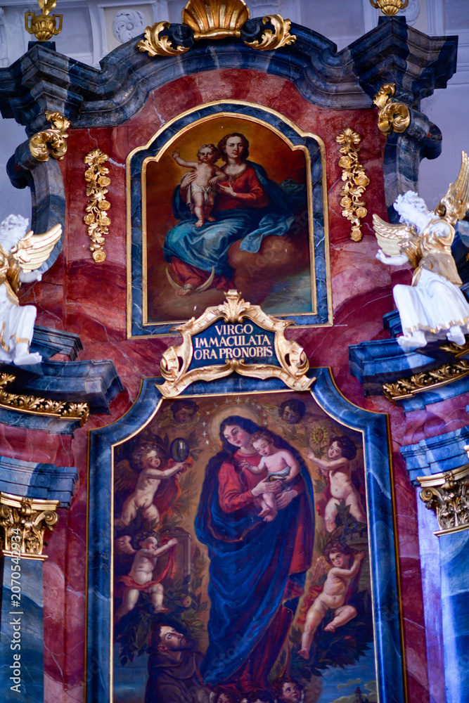 Fototapeta premium Der barocke Seitenaltar mit einer Statue des Heiligen Josef in der Pfarrkirche St. Georg in Bayern