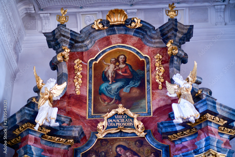 Fototapeta premium Der barocke Seitenaltar mit einer Statue des Heiligen Josef in der Pfarrkirche St. Georg in Bayern