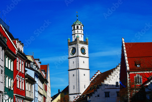 Der historische Blaserturm inmitten der farbenfrohen Altstadt von Ravensburg in Baden-Württemberg