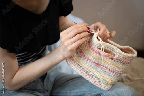 室内でかぎ針編みのバッグを作る女性の手元 - ハンドメイド・趣味の時間