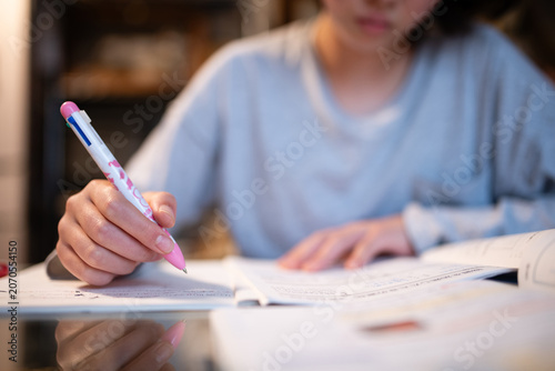 室内で集中してノートにペンで文字を書く中学生の手元 - 勉強・学習