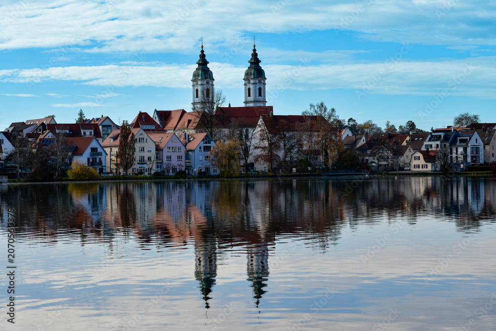 Obraz premium Die malerische Altstadtsilhouette mit der Stiftskirche St. Peter gespiegelt im Stadtsee in Bad Waldsee in Baden-Württemberg