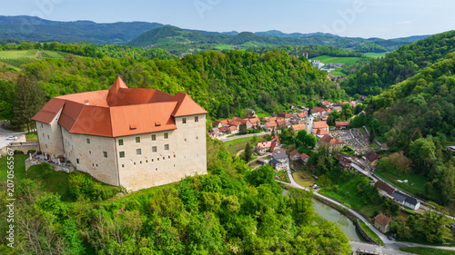 Foto Drone captures majestic historic Celje Castle standing on green hill