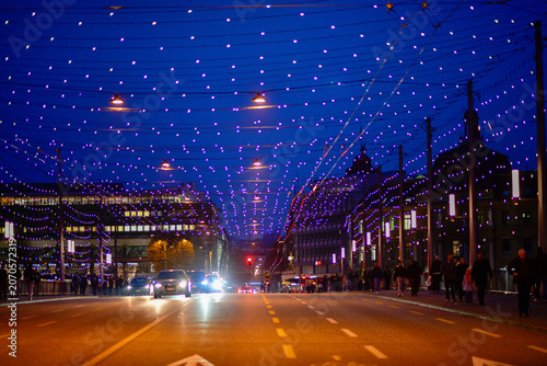 Photos Blick über die weihnachtlich illuminierte Seebrücke mit Autoverkehr bei Nacht in