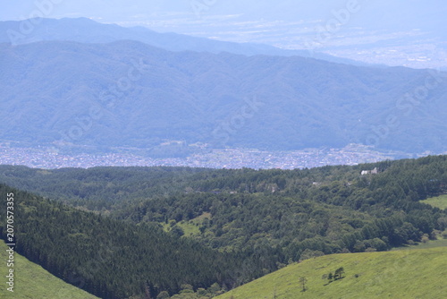 Konstfotografi 夏の霧ヶ峰高原。麓の町を望む。