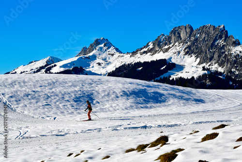 Konstfotografi Verschneite Berglandschaft mit den markanten Gipfeln der Gastlosen vom Jaunpass