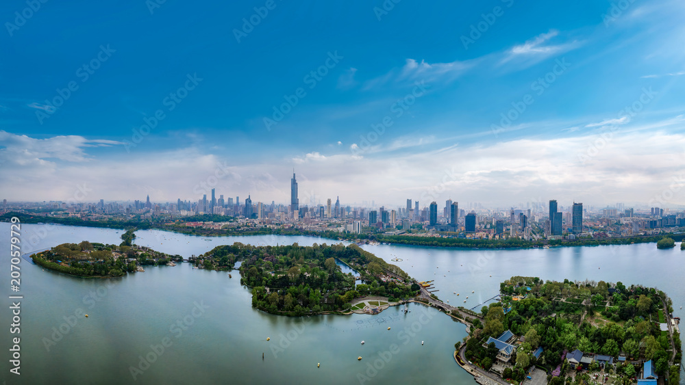 Obraz premium Aerial View of City Skyline Across Lake with Green Islands