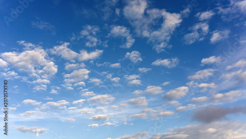 Obraz na płótnie White scattered cumulus clouds in deep blue clear sky