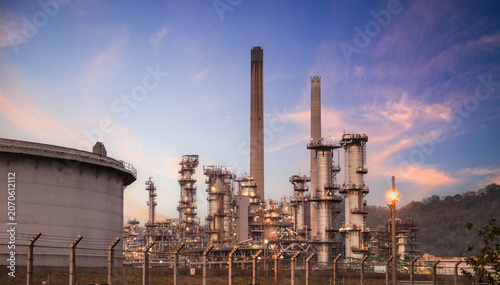 Fotografia Oil and Gas Industrial zone,The equipment of oil refining,Close-up of industrial pipelines of an oil-refinery plant,Detail of oil pipeline with valves in large oil refinery