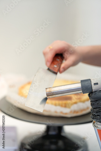 Foto baker making baked pastries handling dessert preparation tools