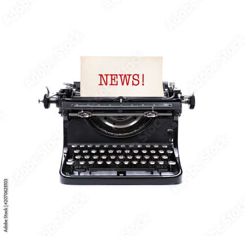 Alte analoge Schreibmaschine mit Briefblatt und der Notiz News