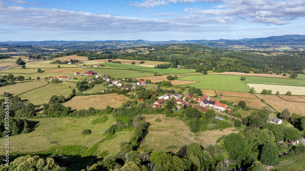 Naklejka premium Paysage nature de la région du Morvan autour de la ville d'Autun en Bourgogne au printemps