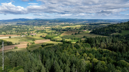 Paysage nature de la région du Morvan autour de la ville d'Autun en Bourgogne au printemps