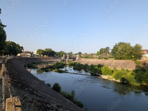 Εκτύπωση καμβά View of the Vienne river with its concrete embankment walls, river dam, and pedestrian footbridge in Chatellerault, France