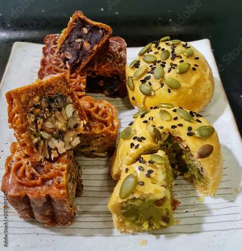 Cuadro en lienzo Mid Autumn home made baked mooncakes