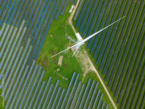 Foto Aerial view of a massive hybrid solar and wind energy farm in rural England for