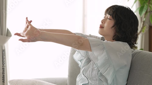 ストレッチをする女性, Woman Stretching on a Sofa