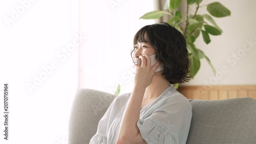 スマートフォンで通話をする女性, Woman Talking on a Smartphone