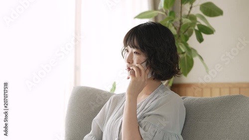 スマートフォンで通話をする女性, Woman Talking on a Smartphone