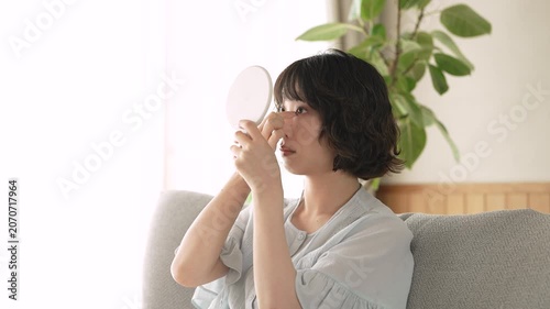 鏡を見ながら前髪を整える女性, Woman Adjusting Her Bangs While Looking in a Mirror
