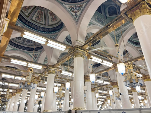 Schilderij op canvas The interior architecture of the Prophet's Mosque in Medina, especially the magn