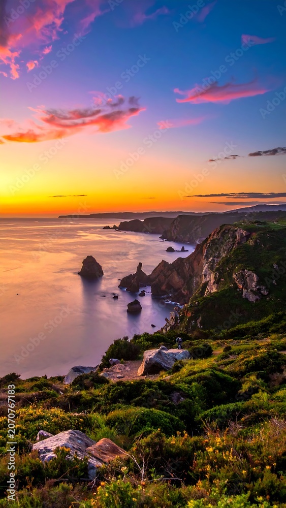 Obraz premium Coastal Sunset Scenery.