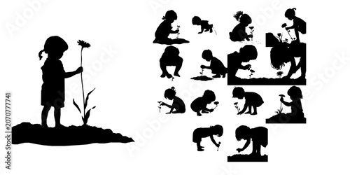 Foto Child Pressing a Flower into Sand Silhouette